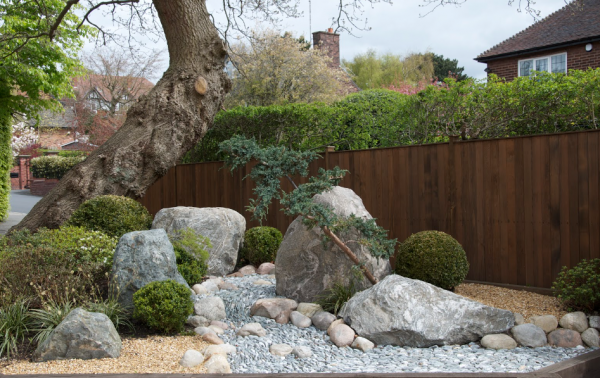 Batu hias yang tertata rapi di taman untuk kesan estetis